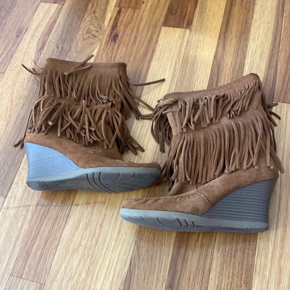Minnetonka Women’s Brown Fringe Boots With Wedge Heel Size 7 - Picture 1 of 10